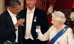 Obama-drinks-with-the-queen